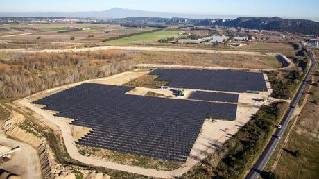La nouvelle centrale solaire de Pujaut a été construite sur un terrain jadis occupé par Réseau ferré de France (RFF) et depuis laissé en friche.
