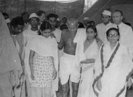 Otto Wenger, délégué du CICR aux Indes après avoir été reçu par Gandhi. 