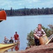 Boy scouts with canoe, Camp Massawepie, Saranac Lake, New York – 1960 - Colorama n°171 © KODAK/photo, Herbert ARCHER - DR