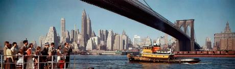 Tugboat under Brooklyn Bridge, New York City – 1958 -Colorama n° 137 - (image présentée à Grand Central, NYC en mai 1958) © KODAK/photo, Ralph AMDURSKY – DR