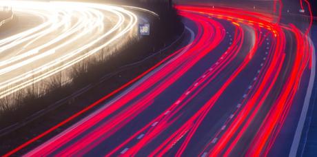 La lumière des phares de voitures sur une autoroute (JOCHEN ECKEL / picture alliance / Picture-Alliance)