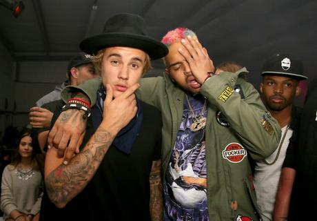 Chris Brown pose avec Justin Bieber au festival Coachella