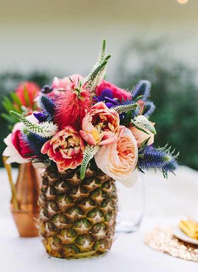 centre de table bouquet dans ananas