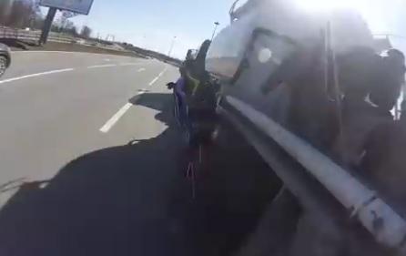 un-cycliste-se-fait-renverser-par-un-camion