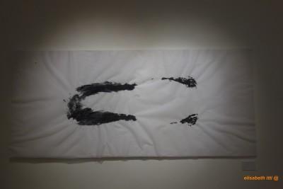 Véronique Arnold, Frémissement de l'absence, empreinte peinte, broderie de fil noir sur textile 204 85 X 250 cm