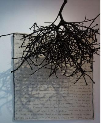 Les arborescences de la pensée, broderie de fil noir sur lin ancien, installation d'une branche peinte, 2015