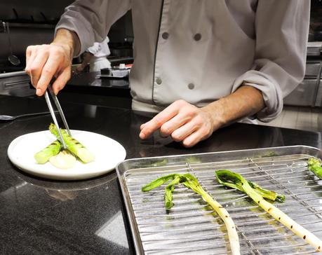 Making of : Asperges, braises de Comté du Meurice