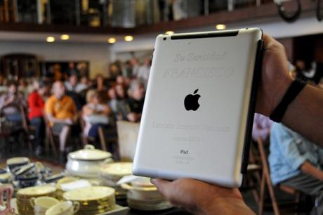 Un iPad ayant appartenu au pape François a été vendu 28 700 € Un iPad ayant appartenu au pape François a été vendu 28 700 €