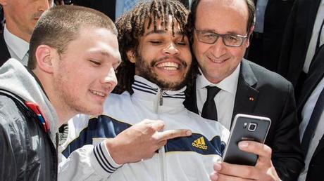 Le selfie de François Hollande avec un doigt d'honneur