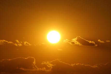 A quoi bon une lampe pour éclairer le soleil ? A quoi bon une lampe pour éclairer le soleil ?