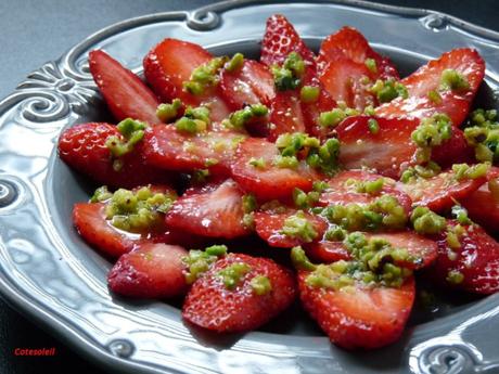 Carpaccio de fraises et pistaches concassées