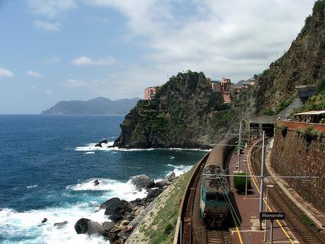 Le train qui relie les villages des Cinque Terre en gare de Manarola