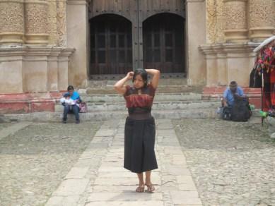 jeune femme devant le temple Santo Domingo