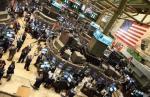 Wall Street finit en nette baisse, retour du spectre de la crise bancaire