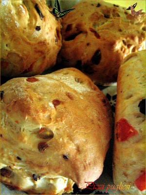 Pizzi pugliesi, pain au tomates, olives, oignon Image Hosted by ImageShack.us