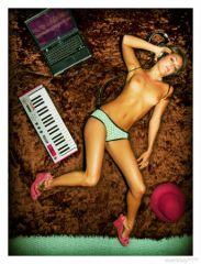 Poses charmes vue du ciel! femme allongée musique