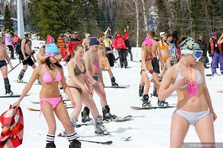 1 835 personnes font du ski en maillot de bain