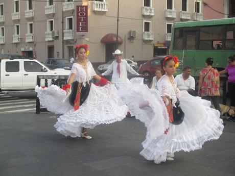 Danseuses folkloriques dans la rue