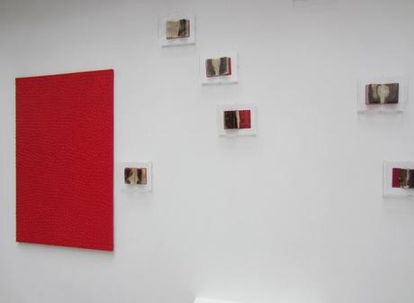 « Monochrome rouge fait à la petite cuillère », 2012, acrylique sur toile, 150 x 100 cm et « Petit Livre Rouge brûlé », 2015, 12 x 18 cm /23 x 28 cm (détail)