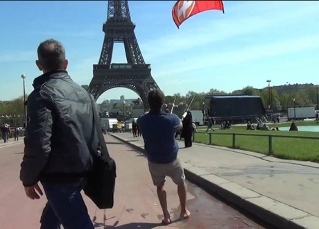 Session de kitesurf au pied de la terre Eiffel