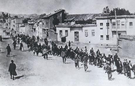 Déportation de villageois arméniens par la police ottomane (1915)