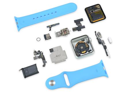 L'Apple Watch entièrement désassemblée (Photo : iFixit).