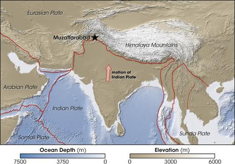 La plaque tectonique indienne (Indian Plate, en anglais sur la carte) serait entrée en collision avec la plaque eurasienne (Eurasian Plate) au Crétacé supérieur, voilà approximativement 70 millions d’années, tandis qu’elle se déplaçait vers le nord. Elle a alors provoqué l’élévation de l’Himalaya (Himalaya Mountains) et des plateaux tibétains ainsi que l’apparition de grandes failles au Tibet. Ces dernières se sont formées à la suite de la rupture de roches ne supportant plus d’être déformées par les mouvements des plaques. © Nasa