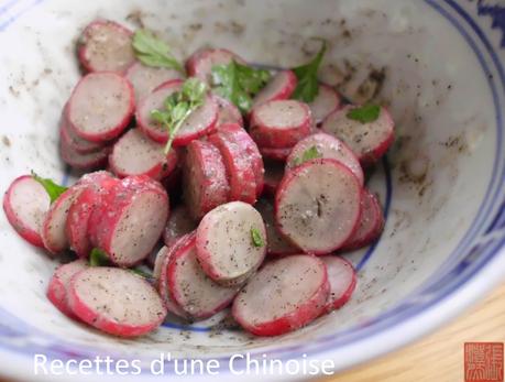 Salade de radis rose, vinaigrette au sésame noir