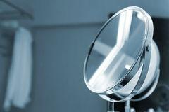 En cours de lecture... miroir-rond-de-salle-de-bains-avec-l-illumination-bleu-modifié-la-tonalité-52415568 (1)