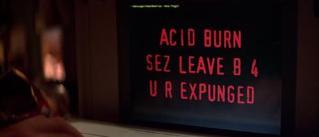Le traducteur du film, qui ne parle clairement pas le l33t (quel n00b!) propose très sérieusement : «Acid Burn exige que tu quittes B quatre ou tu es grillé.»