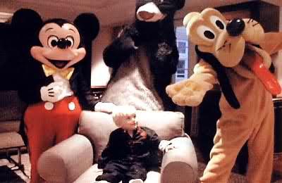 Young-Prince-Jackson-with-Mickey-Mouse-and-Doofy-cute-michael-jackson-29512871-400-260