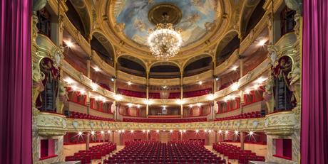 Sur la scène du Théâtre Molière Sète en Mai Sur la scène du Théâtre Molière Sète en Mai