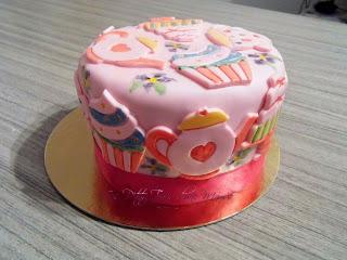Mon gâteau so girly sur le thème des gourmandises Mon gâteau so girly sur le thème des gourmandises