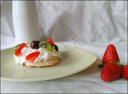 Pavlovas individuelles aux cerises, fraises et kiwis hdr