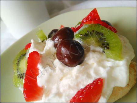Pavlovas individuelles aux cerises, fraises et kiwis hdr