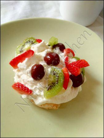 Pavlovas individuelles aux cerises, fraises et kiwis hdr