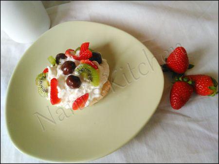 Pavlovas individuelles aux cerises, fraises et kiwis hdr