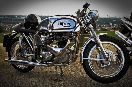 Zoom sur le phénomène « Café Racer » Triton_Norton-Triumph_motorcycle_with_polished_frame_and_tank