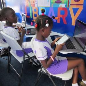 Ghana - Une bibliothèque numérique dans un bus