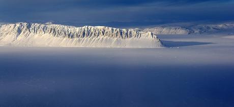 Ellesmere Island en Arctique le 25 mars 2014. REUTERS/NASA/Michael Studinger