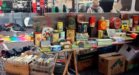 Des boites vintages, en veux-tu , en voilà ! Une malle aux trésors à ciel ouvert sur le marché Marché Waterlooplein .