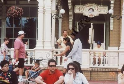 Michael-And-Lisa-Marie-In-Disneyworld-Back-In-1994-michael-jackson-35468480-399-273