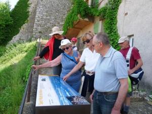 Sortie pédestre avec le club Léo Lagrange Devant la table d'orientation