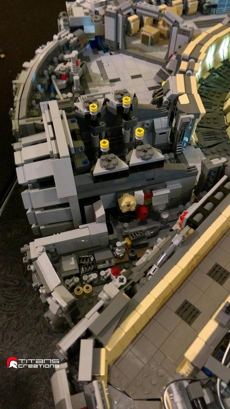 Un Faucon Millénium de plus de 10 000 pièces de LEGO créé par des passionnés Un Faucon Millénium de plus de 10 000 pièces de LEGO créé par des passionnés