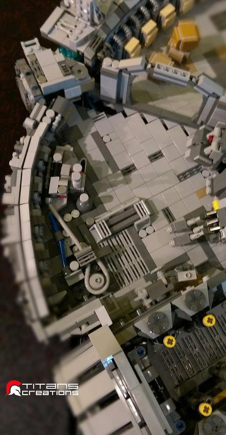 Un Faucon Millénium de plus de 10 000 pièces de LEGO créé par des passionnés Un Faucon Millénium de plus de 10 000 pièces de LEGO créé par des passionnés