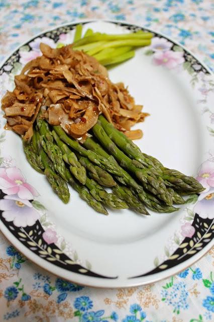 Asperges au gingembre et à la noix de coco Asperges au gingembre et à la noix de coco