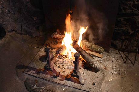 Premier feu du matin dans le buron © P.Faus 