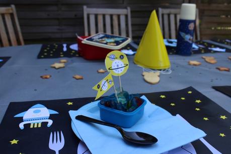 Mon cosmonaute en herbe a eu la tête dans les étoiles pour ses 6 ans (#2 la déco) IMG_0942.JPG