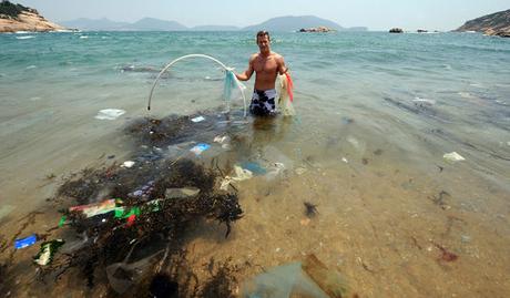 MIKE CLARKE / AFP Selon les études scientifiques, 269 000 tonnes de déchets, constituées de plus de 5 250 milliards de particules, flottent à la surface des océans.