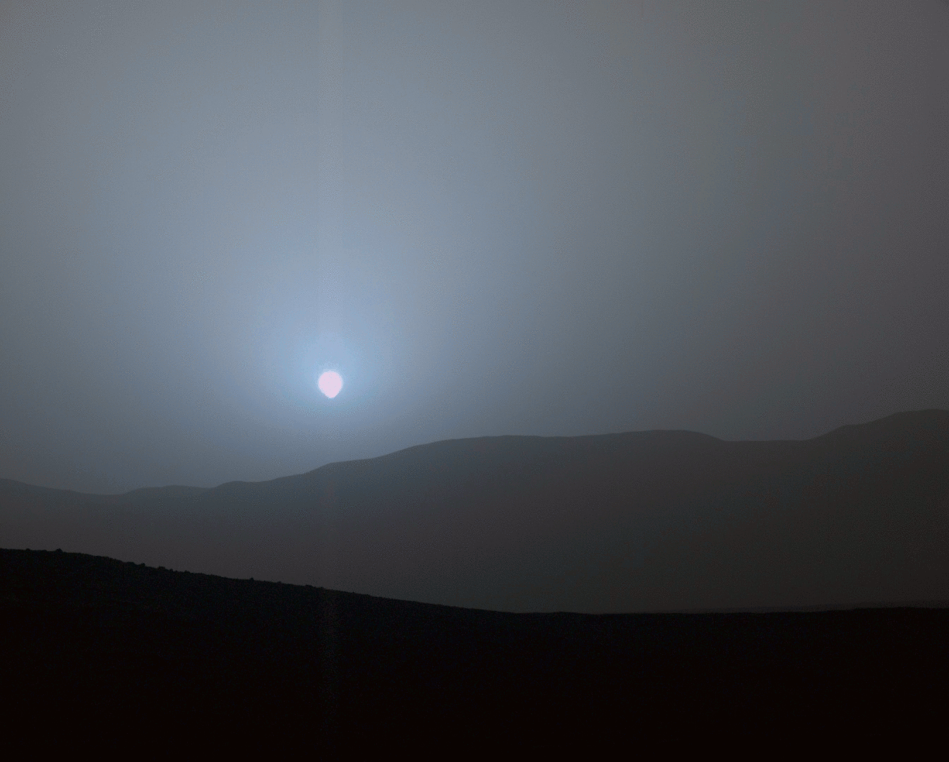 Curiosity fait un petit détour et admire aussi le coucher du Soleil